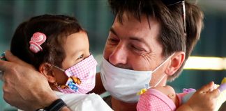 Pais estão gastando quase o dobro de tempo com cuidados com casa e filhos durante a pandemia, diz pesquisa